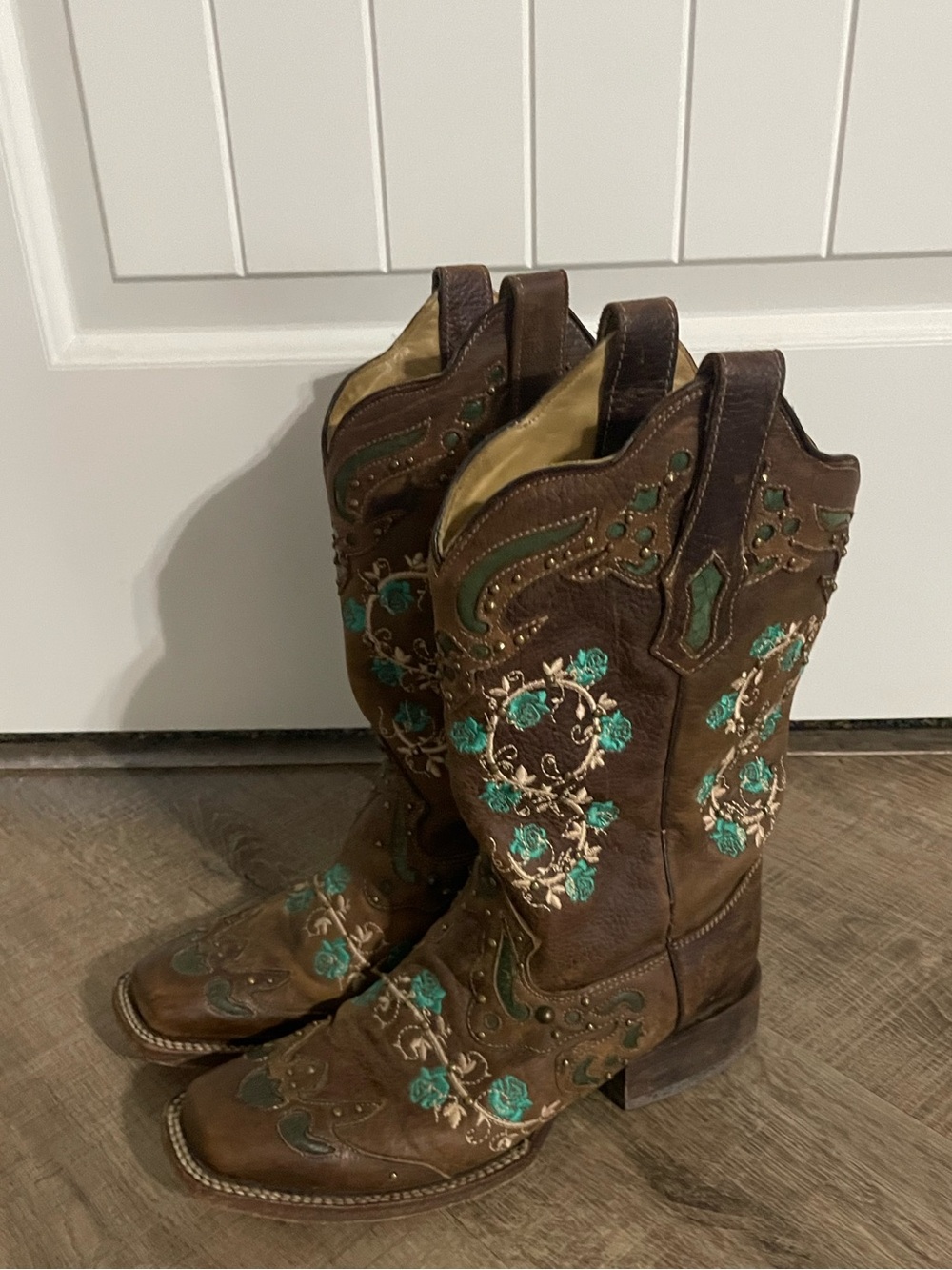 CORRAL WOMEN'S STUDDED FLORAL EMBROIDERY WESTERN BOOTS - SQUARE TOE 8.5